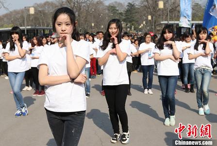 女孩退租 房东清7车垃圾